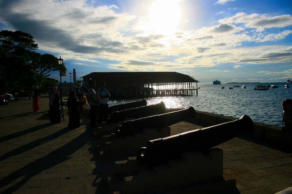 Il lungomare di Stone Town.jpg